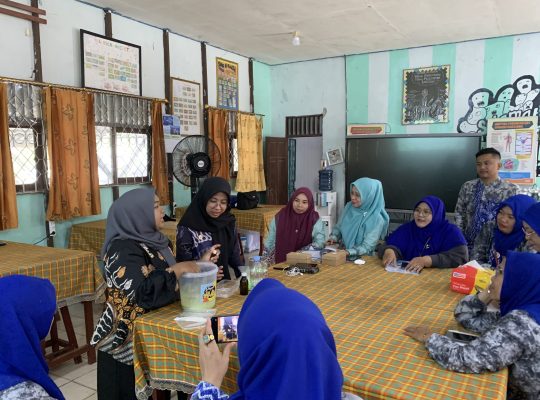 Khoirunnisa sedang memaparkan teknik ekstraksi dan pencampuran zat
